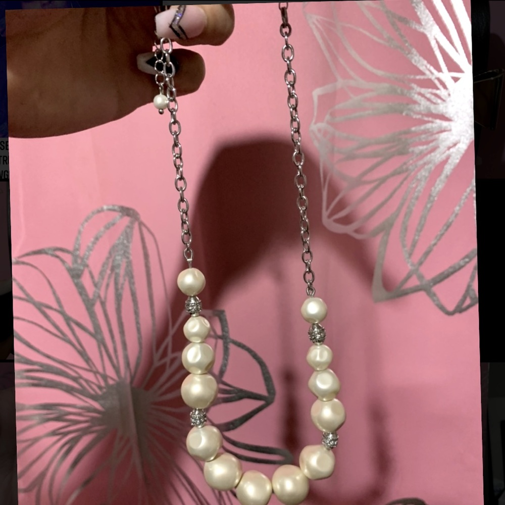 Gorgeous lia Sophia pearl statement necklace